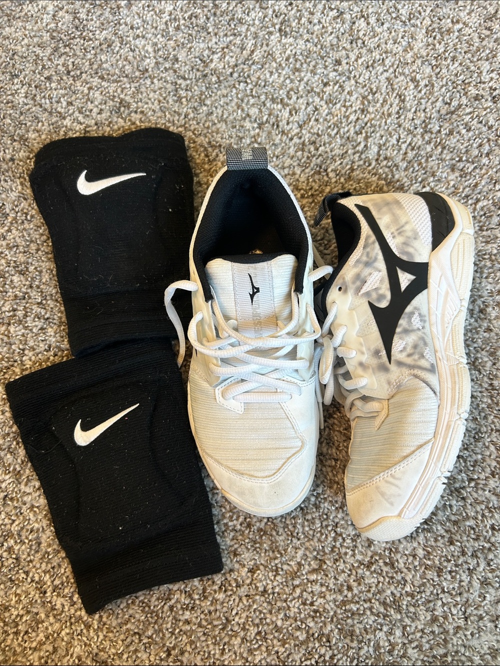 Women’s Volleyball Set Mizuno Shoes Sz 5.5 Nike Knee pads